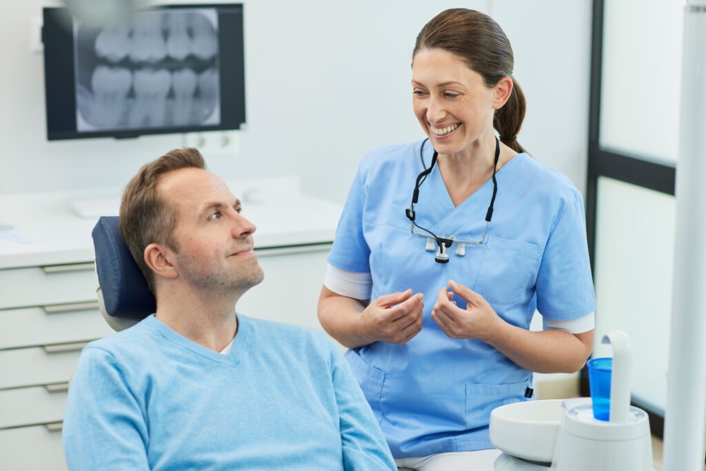 Die ästhetische Zahnmedizin konzentriert sich auf das visuelle Erscheinungsbild der Zähne, einschließlich ihrer Form, Farbe und der Gesundheit des umgebenden Zahnfleischs, sowie auf die funktionelle Ausrichtung der Zahnreihen von Ober- und Unterkiefer