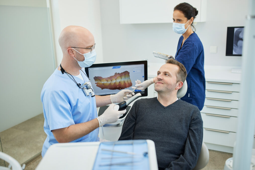Eine Professionelle Zahnreinigung, kurz PZR oder auch Prophylaxe genannt, ist ein Verfahren, bei dem hartnäckige Zahnbeläge auch an Stellen beseitigt werden, die für herkömmliche Zahnhygienemethoden schwer erreichbar sind.