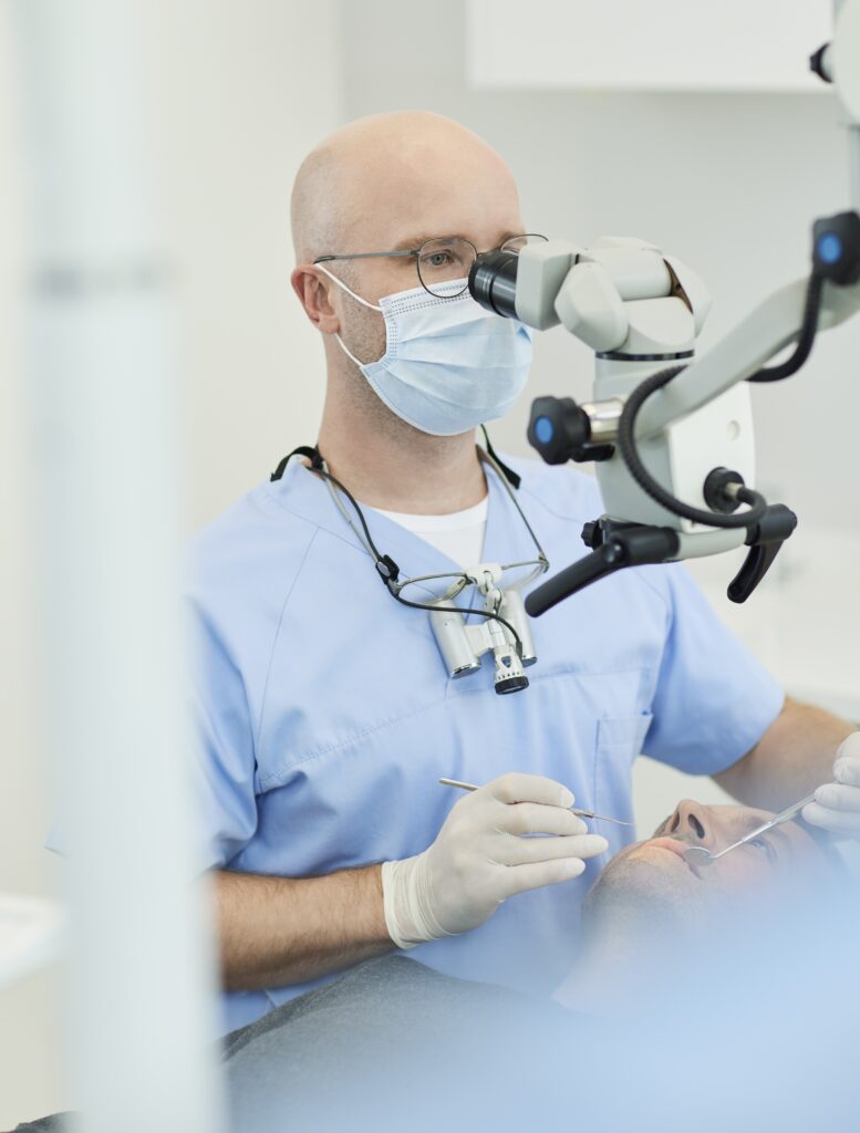 Die digitale Volumentomographie (DVT) ist ein fortschrittliches 3D-Röntgenverfahren, welches zunehmend in Zahnarztpraxen zum Einsatz kommt und für diagnostische Zwecke unerlässlich ist.